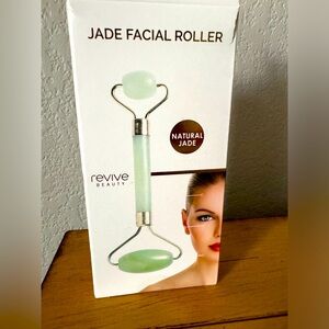 NWT Natural Jade Roller for Face